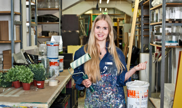 Jeune apprentie avec seau de peinture Jeune apprentie avec seau de peinture